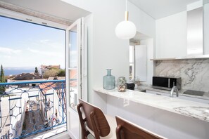 Departamento Deluxe, 1 habitación, vista al río | Cocina privada | Microondas, tostadora y utensilios de cocina 