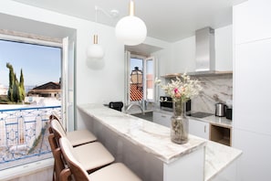 Deluxe Apartment, 1 Bedroom, River View (Terrace) | Private kitchen | Microwave, toaster, cookware/dishes/utensils - Hermitage Castelo - Casa Saint Jorge (Lisbon)