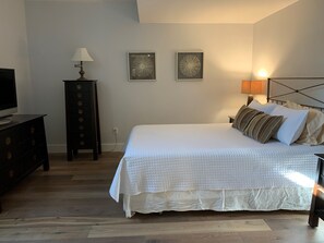 2 chambres, coffres-forts dans les chambres, fer et planche à repasser