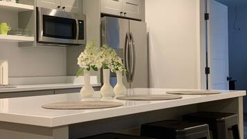 Frigorífic, microones, cafetera i tetera i torradora