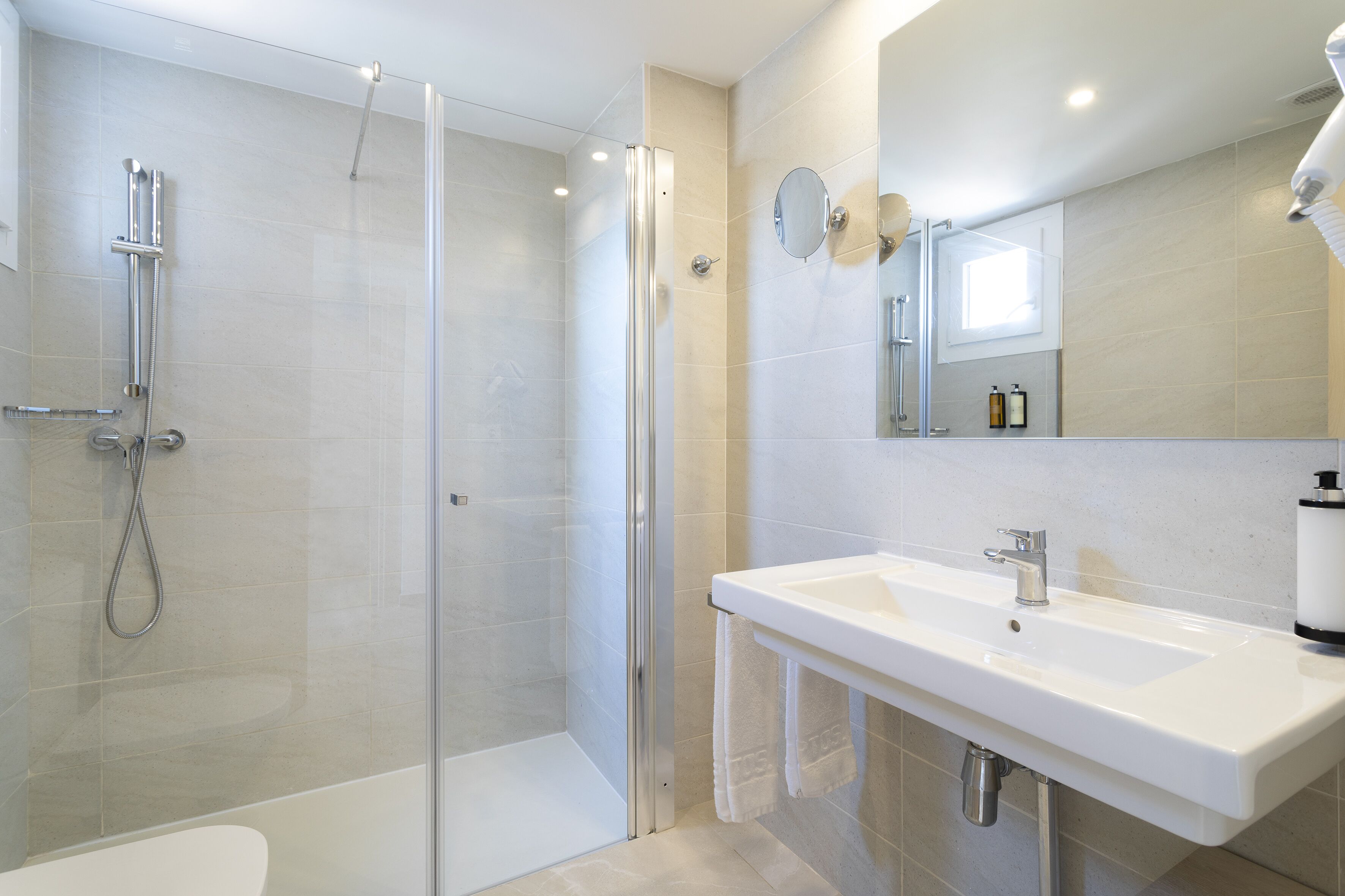 Een douche, handdoeken