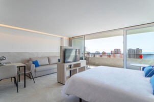 Cubrecamas, decoración personalizada, muebles diferentes y escritorio