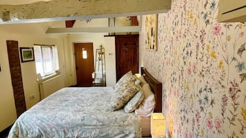 Deluxe Double Room, Ensuite, Courtyard View (The Manger)