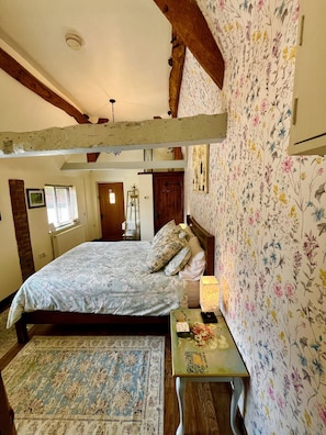 Deluxe Double Room, Ensuite, Courtyard View (The Manger) - Hunt House Quarters (Rugby)