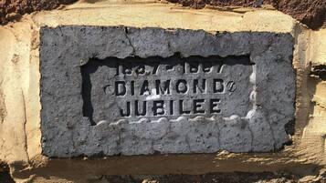 Una targa in pietra con l'iscrizione "1877-1897 DIAMOND JUBILEE".