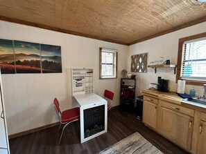 Fridge, microwave, oven, stovetop - Luxury Tiny Cabin “Sly Fox" (Townsend)