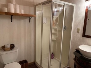 Hair dryer, towels - Luxury Tiny Cabin “Sly Fox" (Townsend)