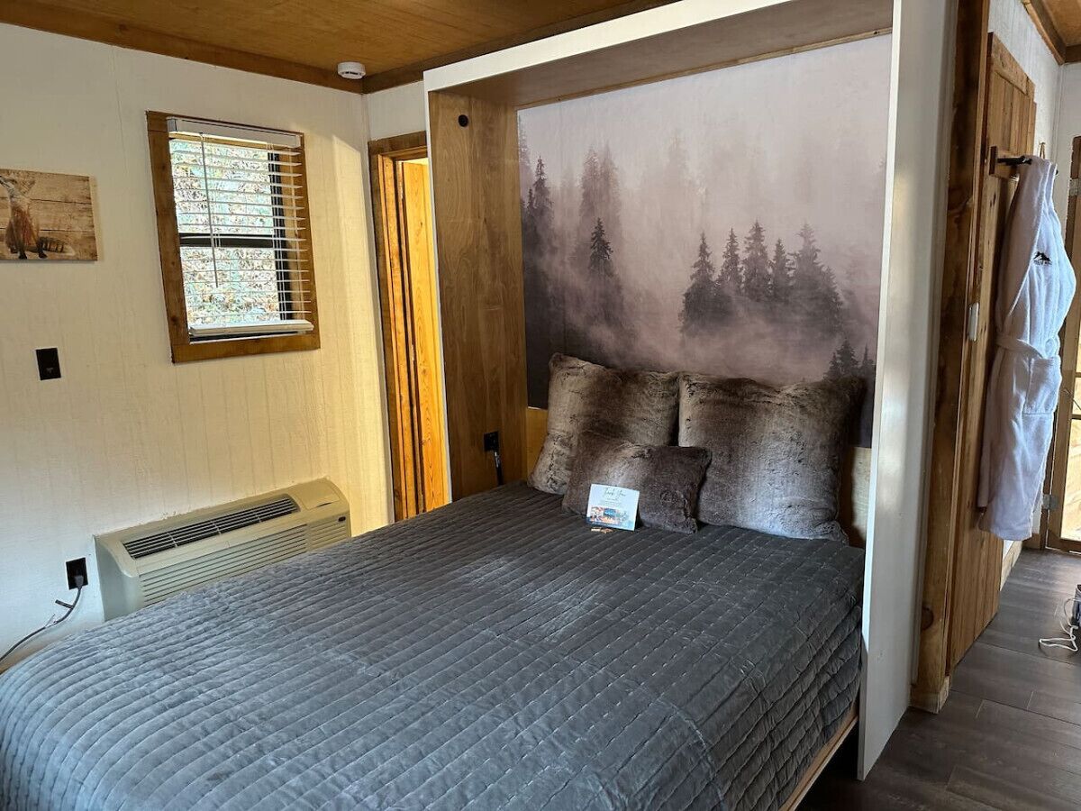 Desk, travel crib, WiFi, bed sheets