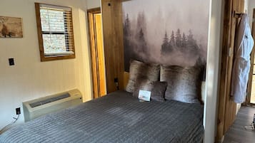 Desk, travel crib, WiFi, bed sheets