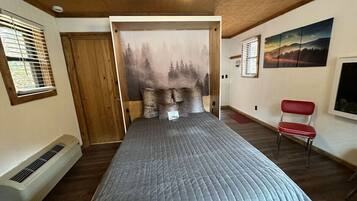 Schreibtisch, Reisekinderbett, WLAN, Bettwäsche