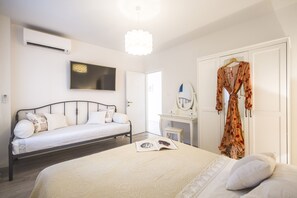 4 bedrooms, in-room safe, iron/ironing board, free WiFi - Beach apartment for 9 guests in picturesque Pisak (Pisak)