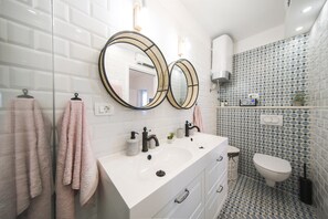 Shower, hair dryer, towels, soap - Beach apartment for 9 guests in picturesque Pisak (Pisak)