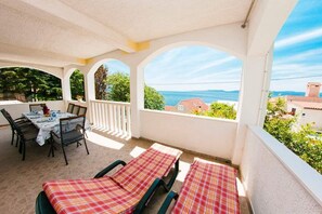 Outdoor dining - Beach apartment for 9 guests in picturesque Pisak (Pisak)