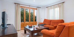 Smart TV, fireplace, ping pong, books - House with private pool and garden (Can Picafort)