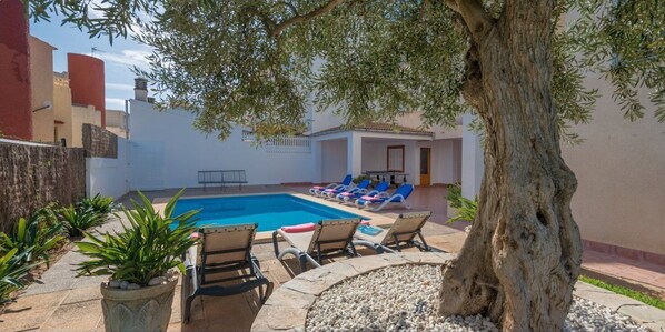 Una piscina al aire libre