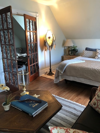 3 bedrooms, iron/ironing board, travel cot, free WiFi. Redefined Alchemy- The Bergamot Suite