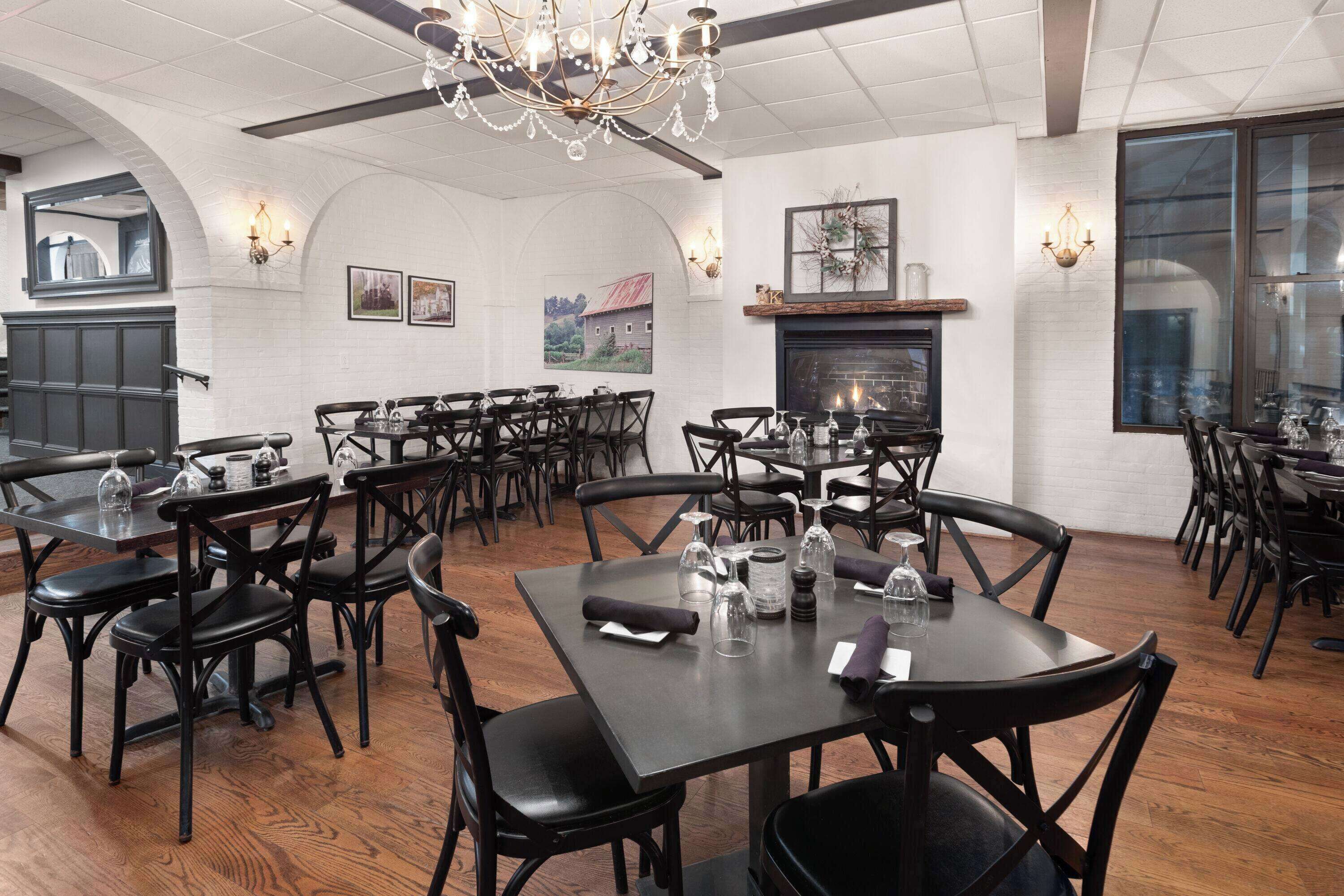 2 restaurants, lunch, dinner served; American cuisine