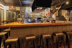Serves lunch, dinner and happy hour