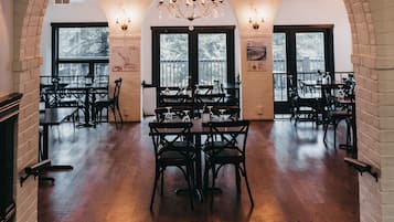 2 ristoranti, aperti a pranzo e a cena, cucina americana