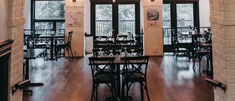 2 restaurantes, se sirven comidas, cenas y cocina americana