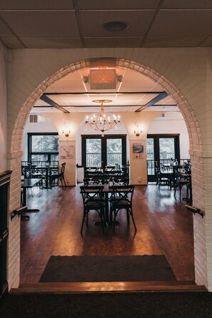 2 restaurants, lunch, dinner served; American cuisine - Corduroy Inn and Lodge, Trademark Collection by Wyndham (Snowshoe)