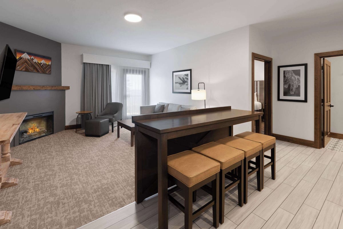 スイート キングベッド 1 台ソファーベッド付き 禁煙 (Lodge, Sunset View) | 高級寝具、セーフティボックス (室内)、アイロン / アイロン台、WiFi (無料)