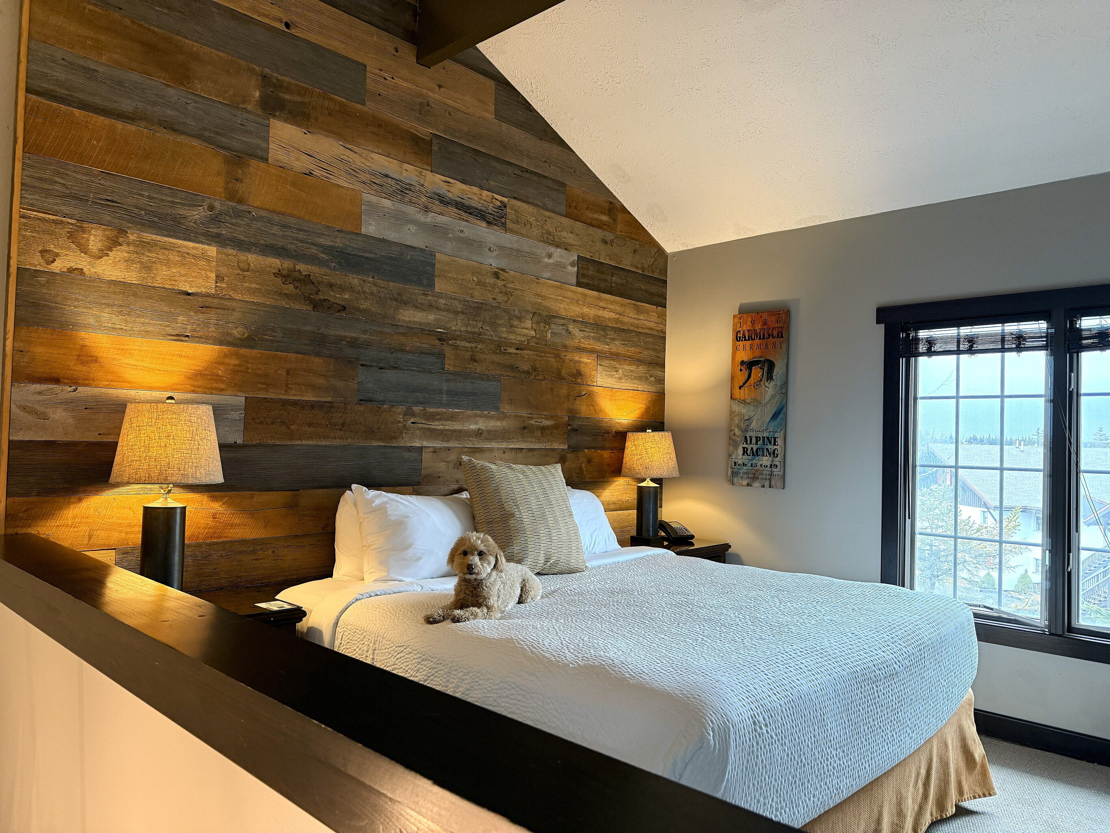 Ropa de cama de alta calidad y caja de seguridad en la habitación 