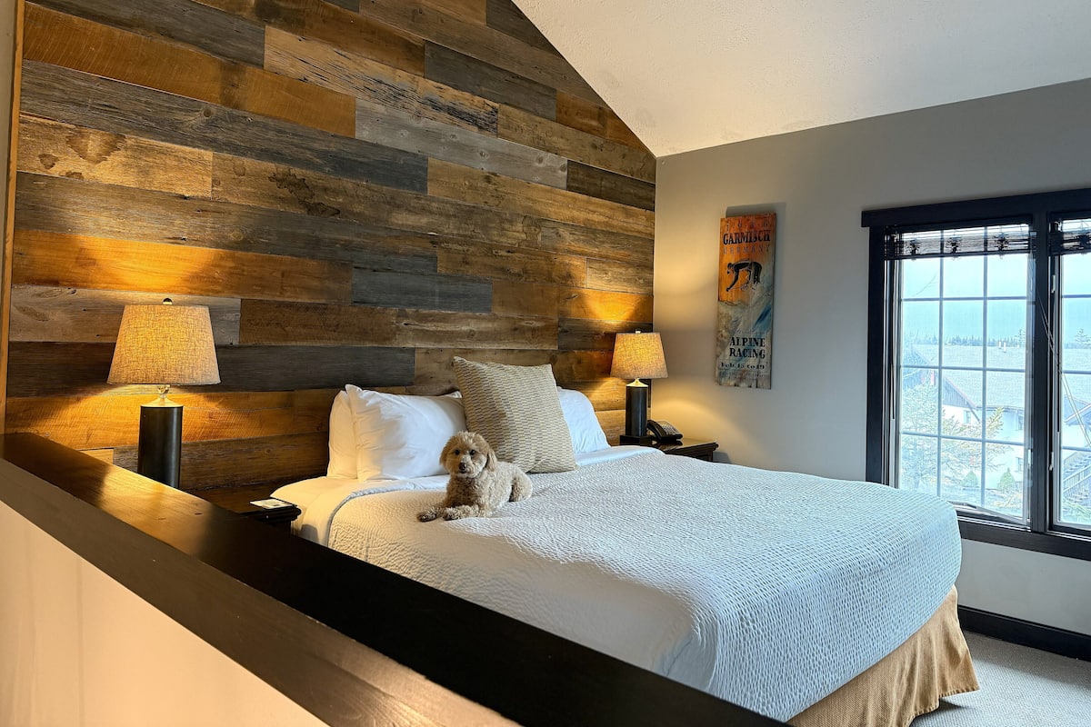 Premium bedding, in-room safe, iron/ironing board, free WiFi