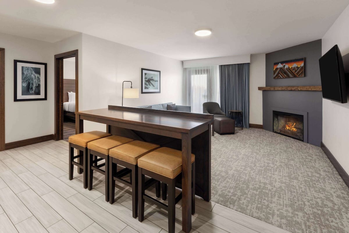 Suite, 1 letto king con divano letto, non fumatori (Lodge, Sunset View, Tub w/ Grab Bars) | Biancheria da letto di alta qualità, una cassaforte in camera