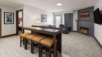 Suite, 1 King Bed with Sofa bed, Mobility Accessible (Lodge, Sunset View, Tub w/ Grab Bars) | Premium bedding, in-room safe, iron/ironing board, free WiFi