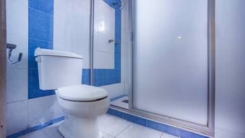 Standard Triple Room | Bathroom | Free toiletries, towels, soap, shampoo