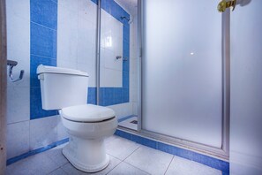 Standaard driepersoonskamer | Badkamer | Gratis toiletartikelen, handdoeken, zeep, shampoo