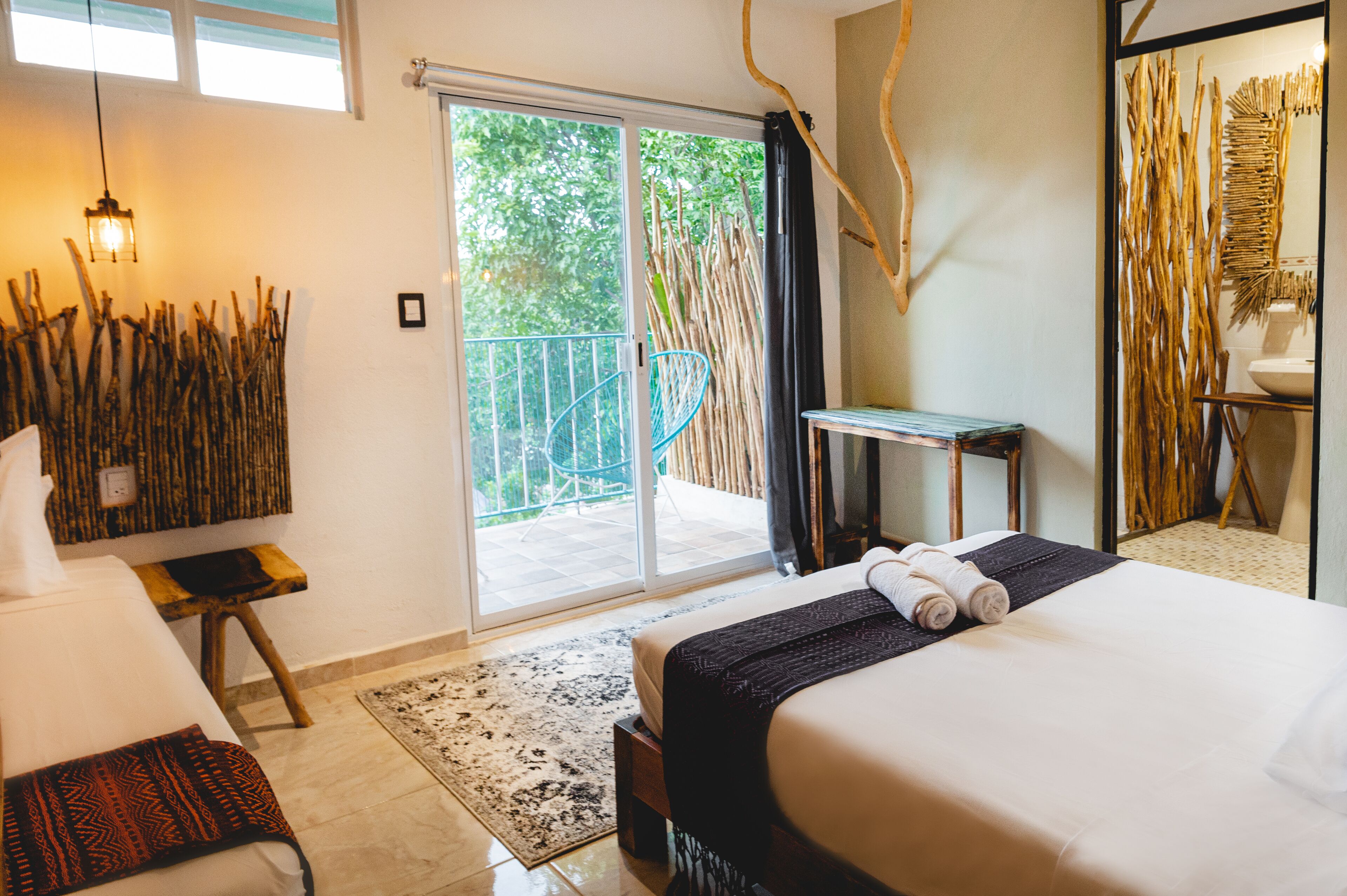 Tripla Design, letti multipli, terrazzo, vista giardino | Biancheria da letto di alta qualità, copriletto in piuma