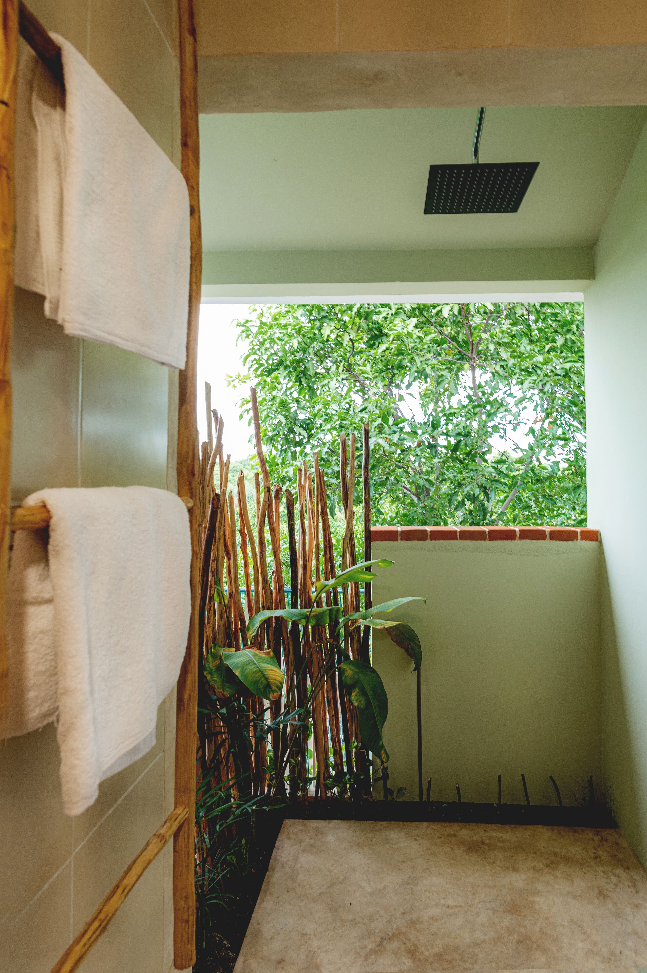 shower, rainfall showerhead, free toiletries, towels