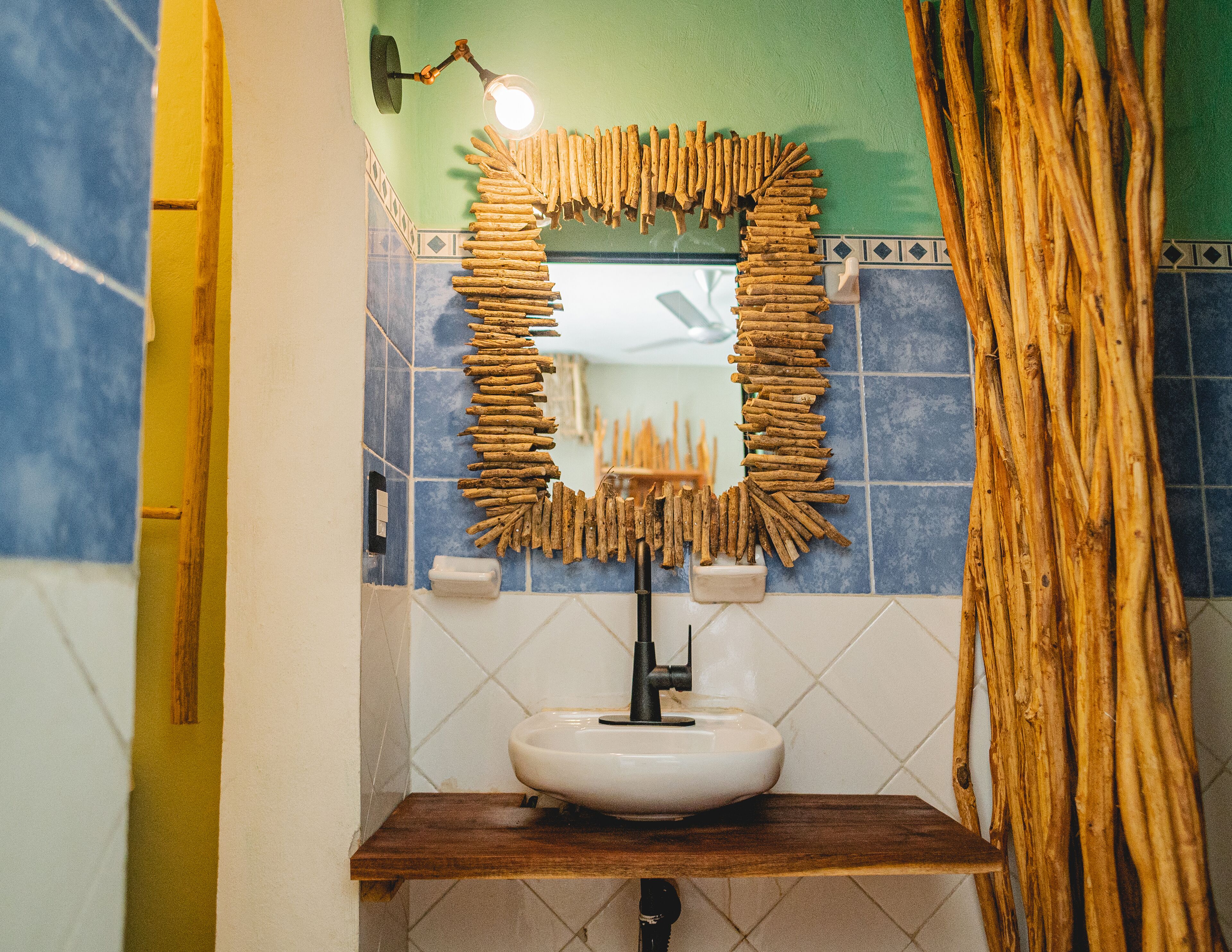 shower, rainfall showerhead, free toiletries, towels