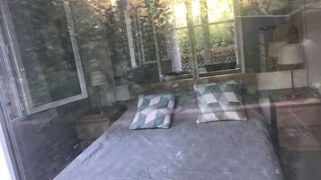 1 slaapkamer, een strijkplank/strijkijzer, wifi, beddengoed