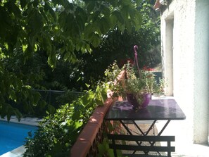 Outdoor dining - T2 in private property in garden with pool overlooking pinewood (Rousset)