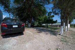 Free self-parking - OYO Hotel Villas De San Miguel Media Luna (Rio Verde)