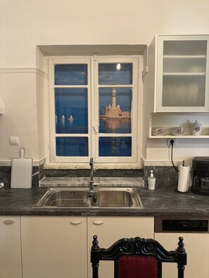 Kühlschrank, Ofen, Herdplatte, Wasserkocher mit Kaffee-/Teezubehör