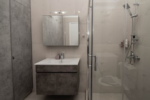 Shower, hair dryer, towels, soap - Two-Bedroom House in Chania center (Chania)