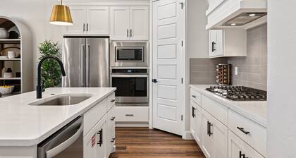 Reunion HQ SLEEPS 28, Private Hot Tubs, Gaming Systems!