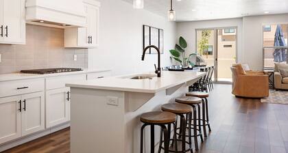 Reunion HQ SLEEPS 28, Private Hot Tubs, Gaming Systems!