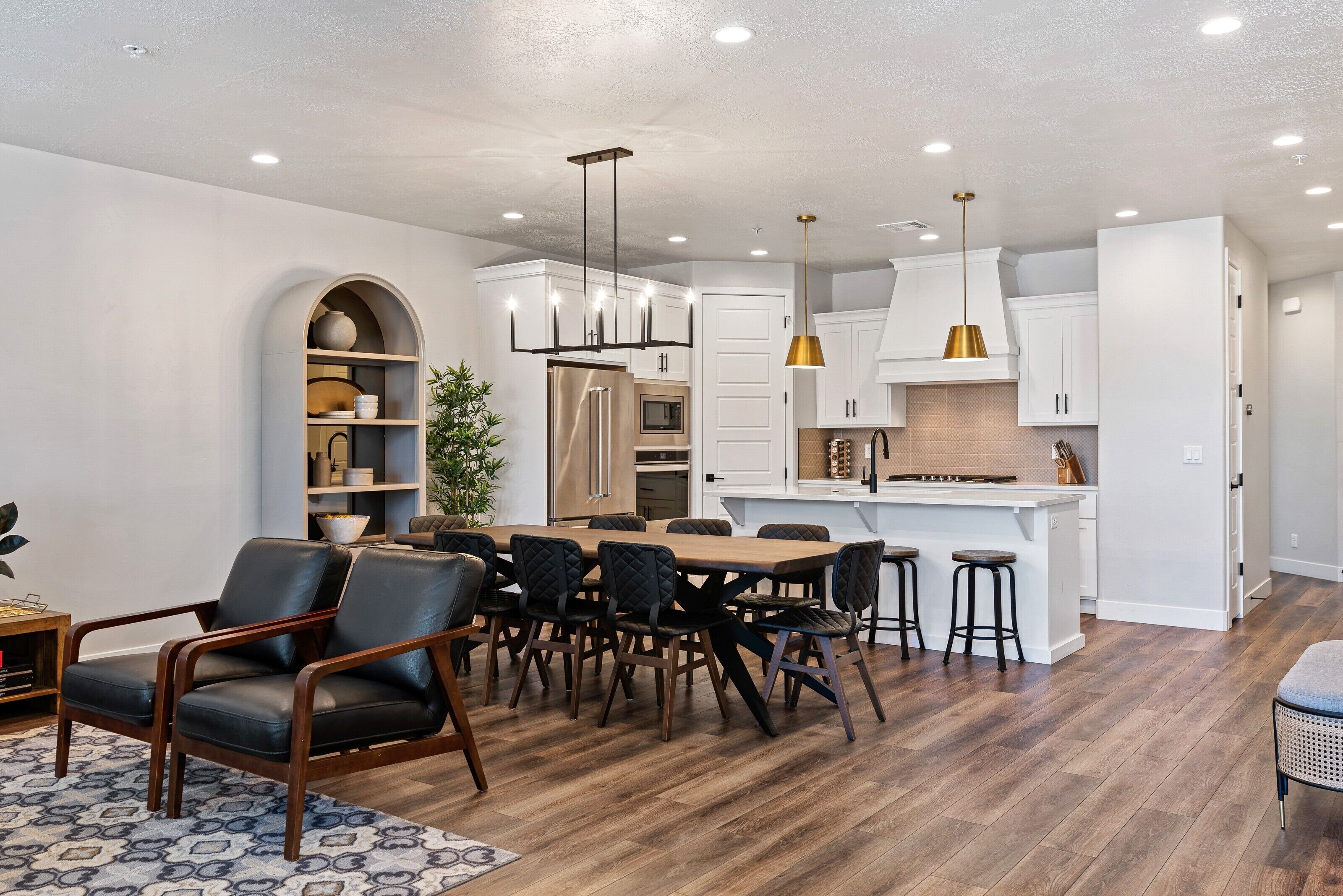 Reunion HQ SLEEPS 28, Private Hot Tubs, Gaming Systems, Pickleball!
