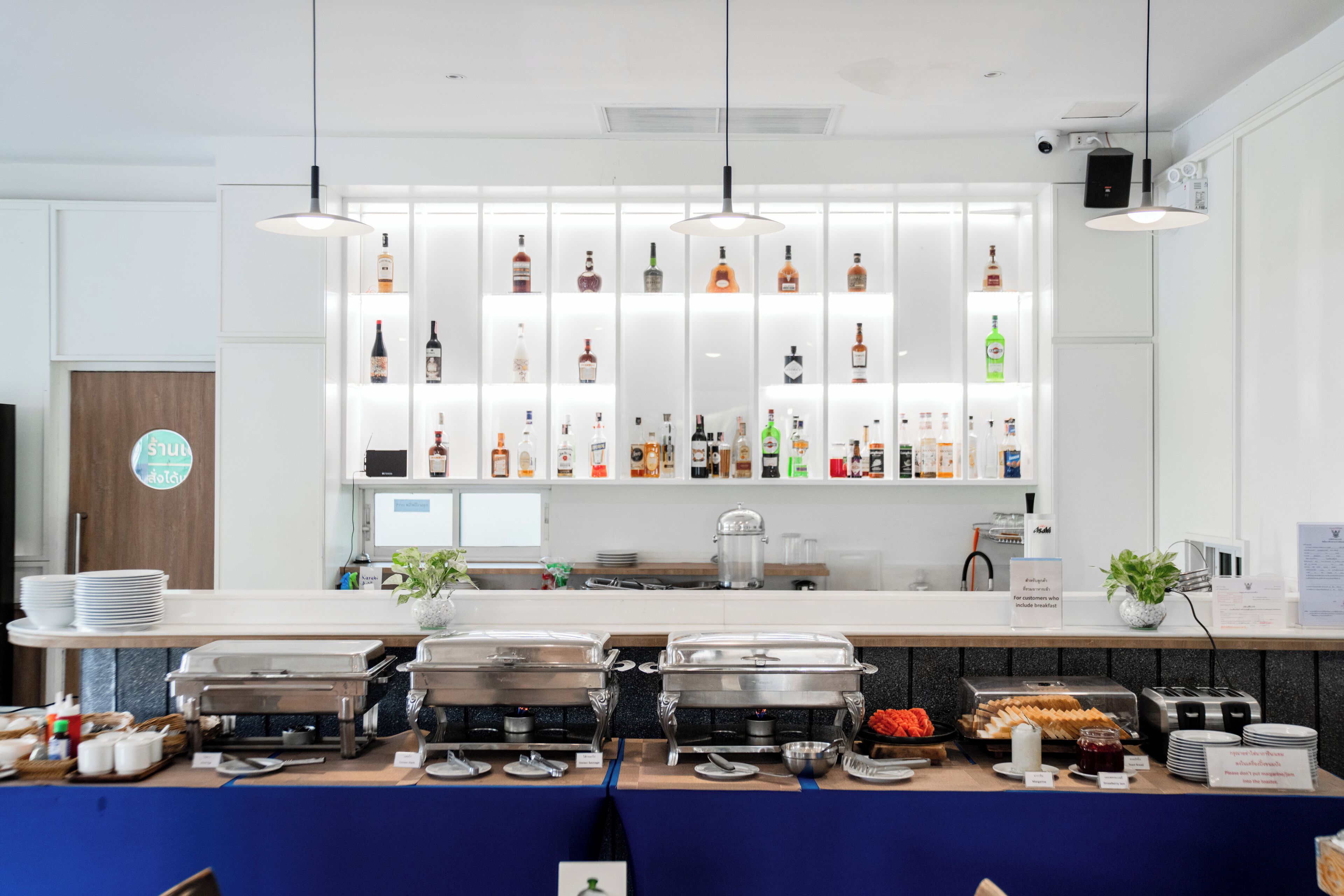 Bar (trong khuôn viên)