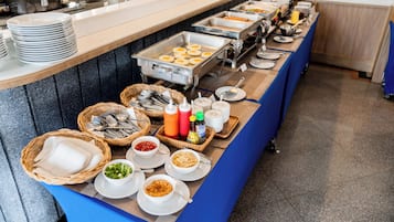 Petit déjeuner buffet (120 THB par personne)