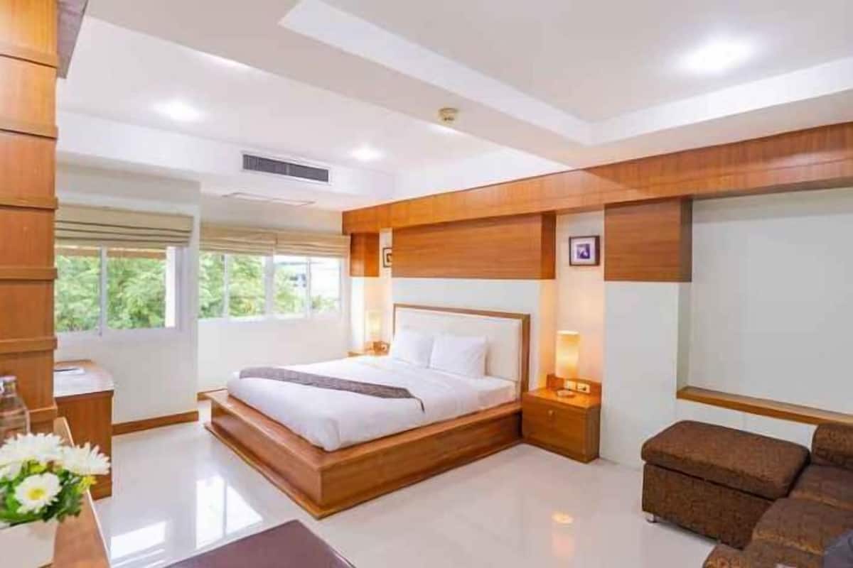 Desk, laptop workspace, free WiFi, bed sheets