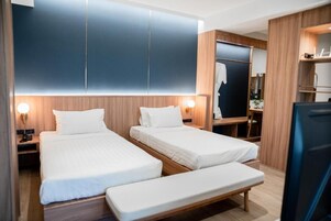 Deluxe Twin Room | Desk, laptop workspace, free WiFi, bed sheets