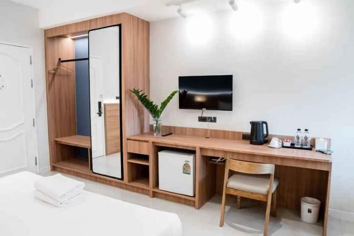 Escritorio, espacio para trabajar con laptop y wifi gratis