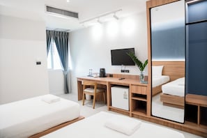 Habitación superior con 2 camas individuales | Escritorio, espacio para trabajar con laptop y wifi gratis