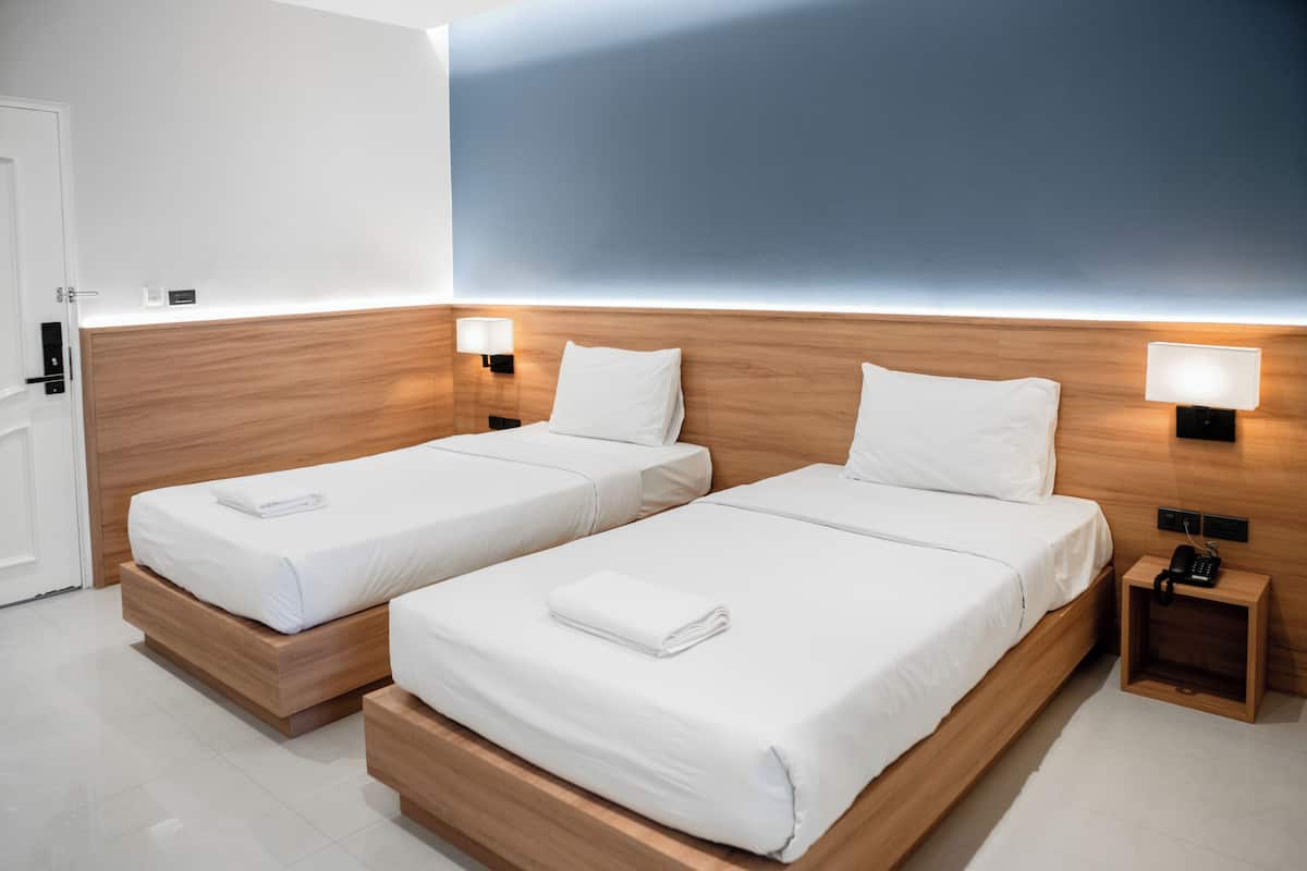 Habitación superior con 2 camas individuales | Escritorio, espacio para trabajar con laptop y wifi gratis